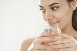 Dame mit Wasserglas
