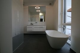 Badezimmer mit Badewanne