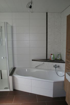 Dusche und Badewanne